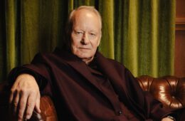 Bild på Stellan Skarsgård sittandes i en lädersoffa.