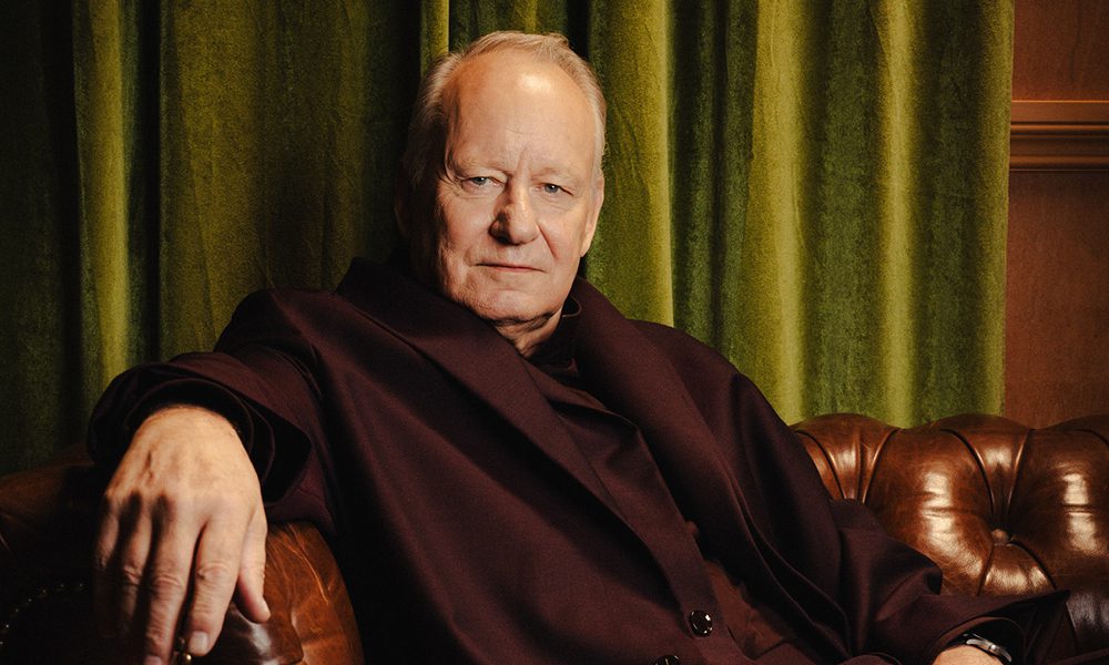 Bild på Stellan Skarsgård sittandes i en lädersoffa.