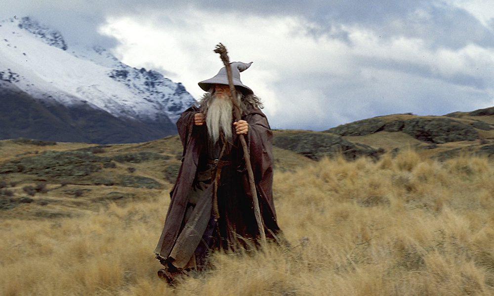 Bild föreställande Gandalf som går i ett naturlandskap i Nya Zeeland.